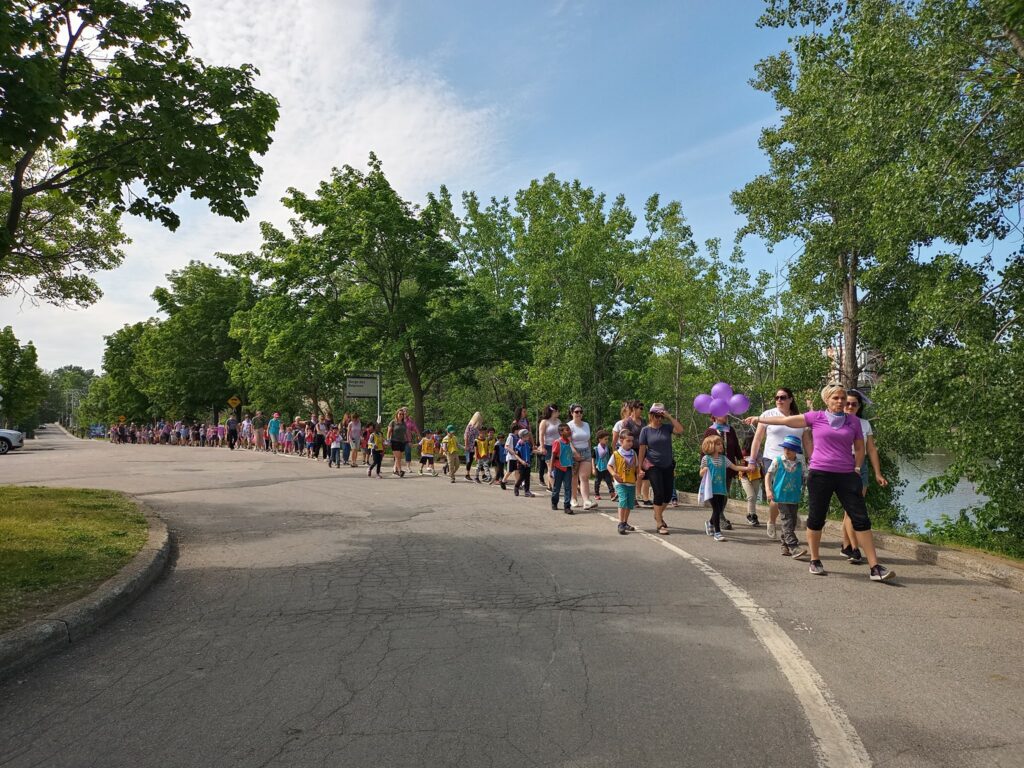 Élèves de l'école Villemaire et aînés marchant le long de la Berge des baigneurs à Ste-Rose.